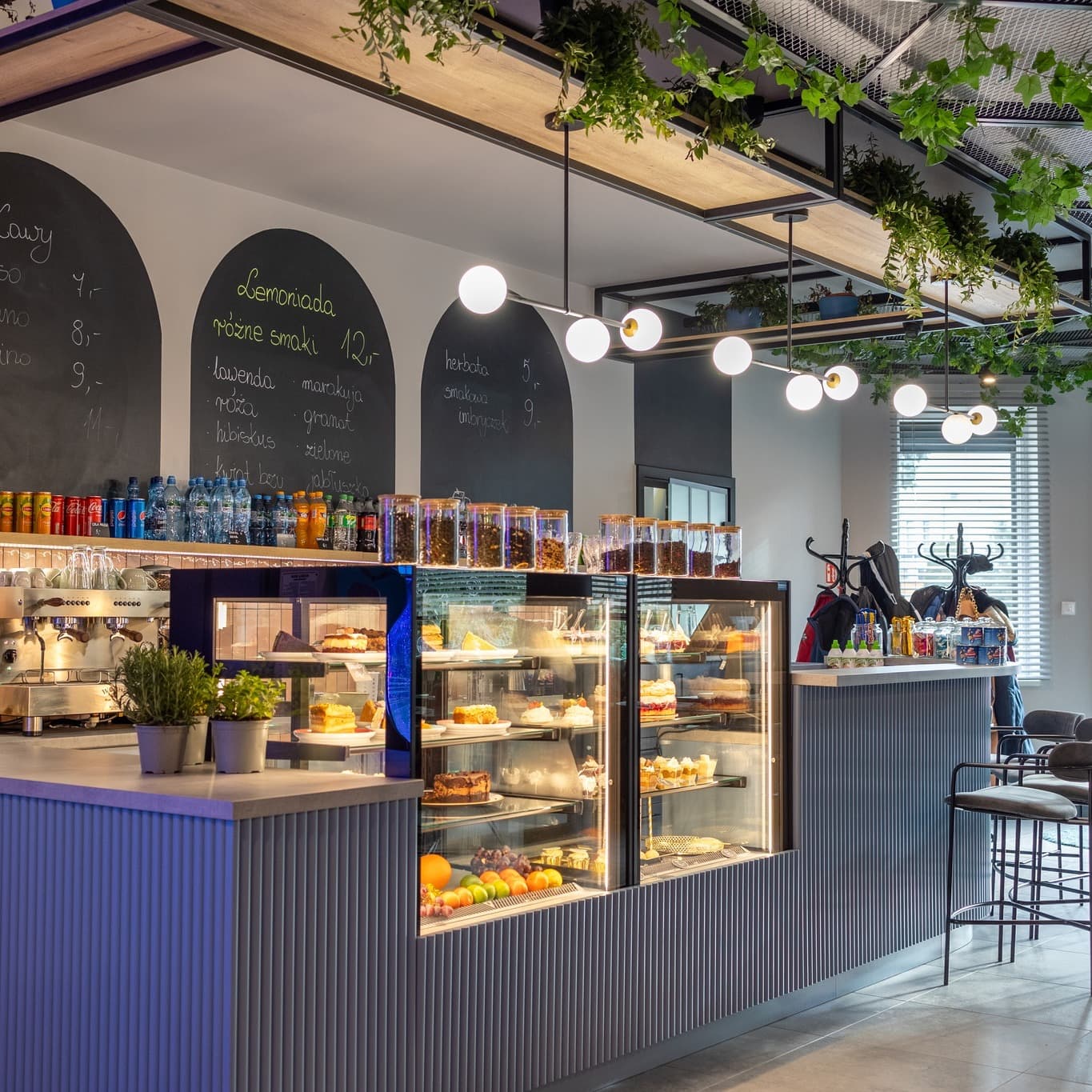 Lada kawiarni z widoczną ofertą - Lecę w Kulki Białobrzegi